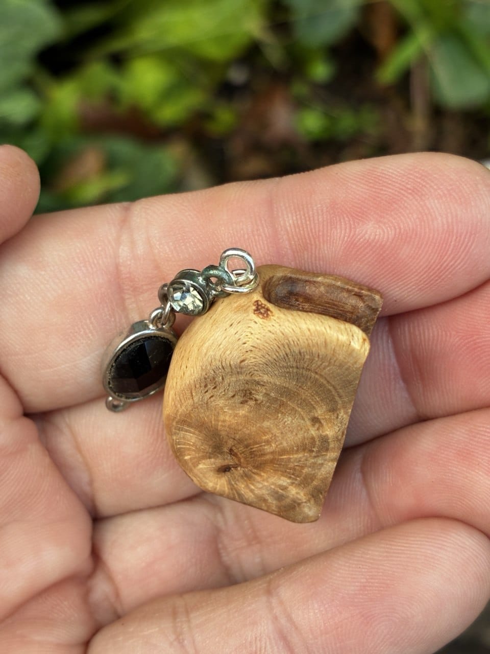 Buch aus Baumperle als Kette