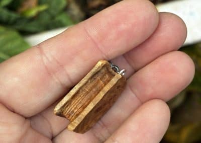 Buch aus Baumperle als Kette