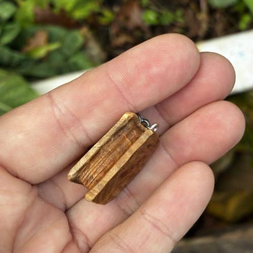 Buch aus Baumperle als Kette