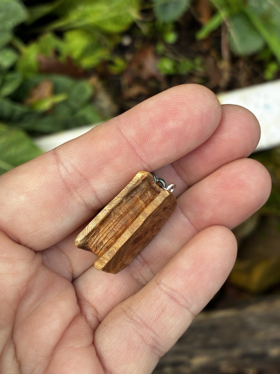 Buch aus Baumperle als Kette