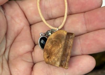 Buch aus Baumperle als Kette