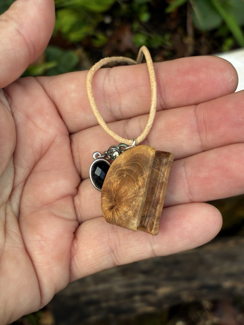 Buch aus Baumperle als Kette