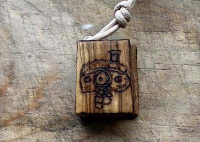 Buch aus Olivenholz als Kette
