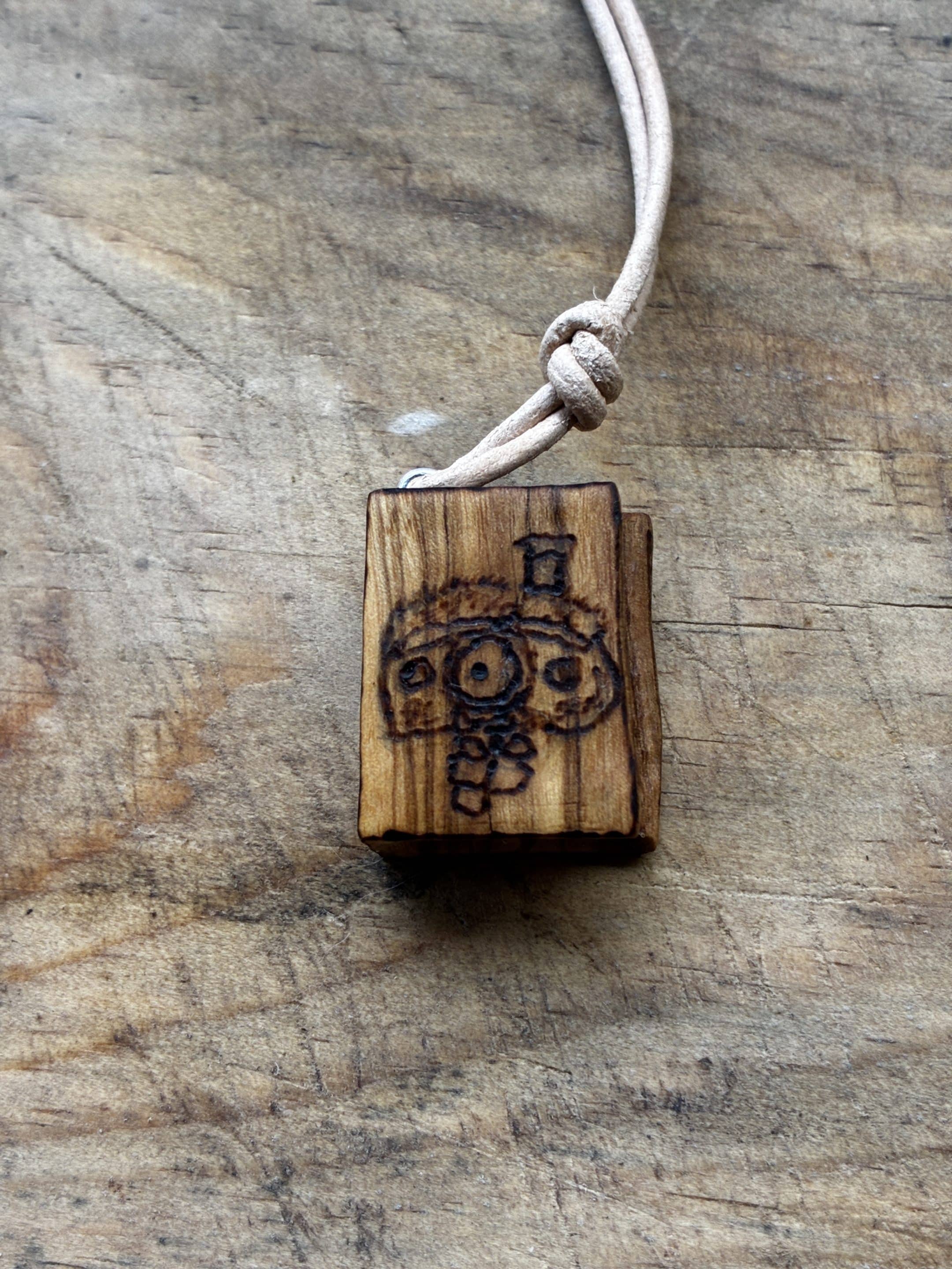 Buch aus Olivenholz als Kette