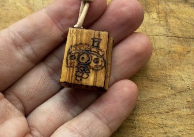 Buch aus Olivenholz als Kette