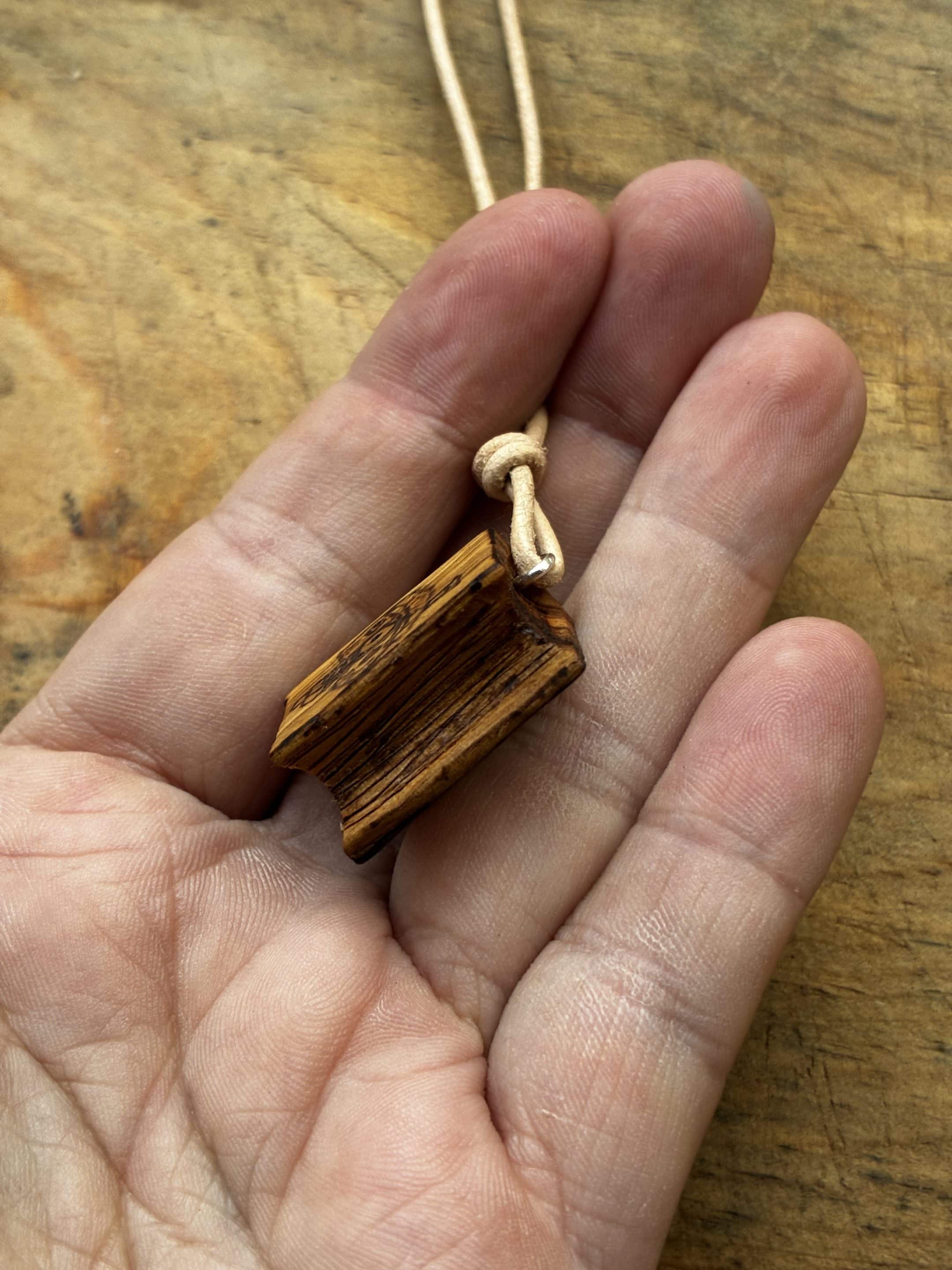 Buch aus Olivenholz als Kette