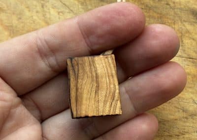 Buch aus Olivenholz als Kette