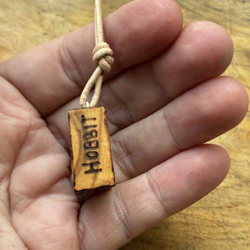 Buch aus Olivenholz als Kette