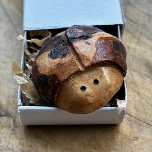 Käfer aus Baumperle geschnitzt. Handschmeichler Glückskäfer