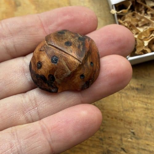Käfer aus Baumperle geschnitzt. Handschmeichler Glückskäfer