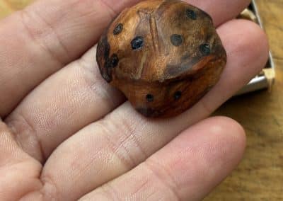 Käfer aus Baumperle geschnitzt. Handschmeichler Glückskäfer