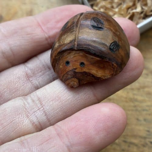 Käfer aus Baumperle geschnitzt. Handschmeichler Glückskäfer