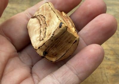 Buch aus Baumperle mit einer eingeschnitzten Feder