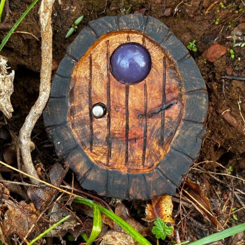 Hobbittür mit Türklinke aus Baumperle