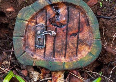 Hobbittür mit Türklinke aus Baumperle