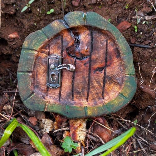 Hobbittür mit Türklinke aus Baumperle