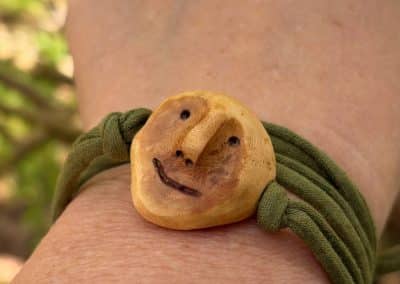 Wickelarmband mit Baumperlen Wichtel