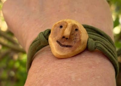 Wickelarmband mit Baumperlen Wichtel