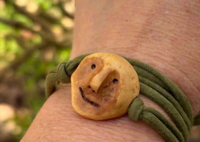 Wickelarmband mit Baumperlen Wichtel