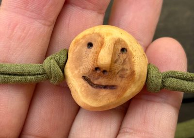 Wickelarmband mit Baumperlen Wichtel