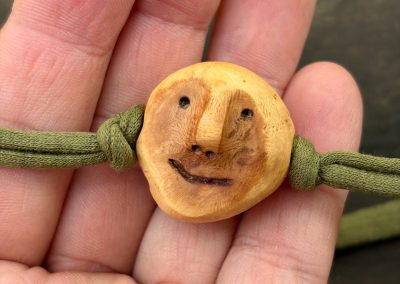 Wickelarmband mit Baumperlen Wichtel