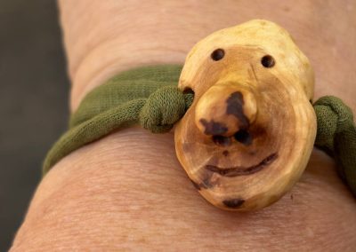 Wickelarmband mit Baumperlen Wichtel