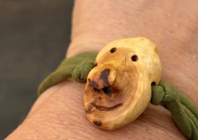 Wickelarmband mit Baumperlen Wichtel