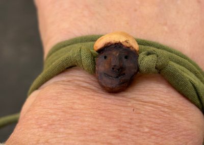 Wickelarmband mit Baumperlen Wichtel