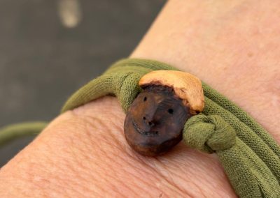 Wickelarmband mit Baumperlen Wichtel