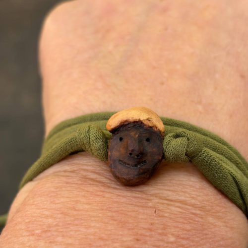 Wickelarmband mit Baumperlen Wichtel