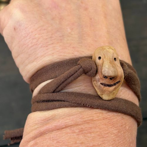 Wickelarmband mit Baumperlen Wichtel