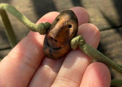 Wickelarmband mit Baumperlen Wichtel