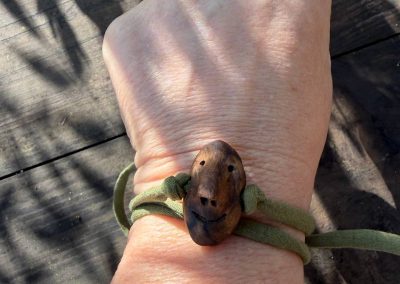 Wickelarmband mit Baumperlen Wichtel