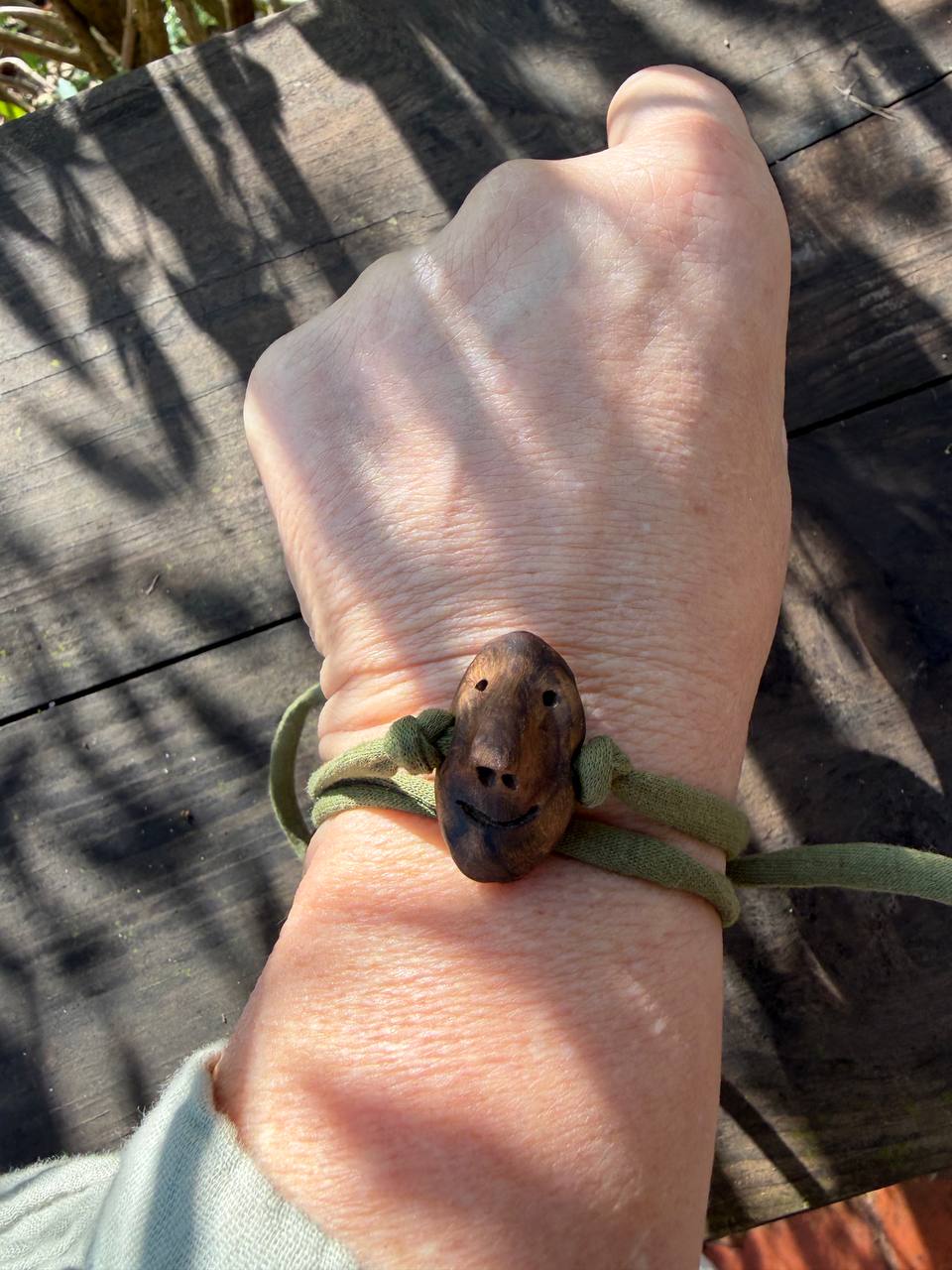 Wickelarmband mit Baumperlen Wichtel