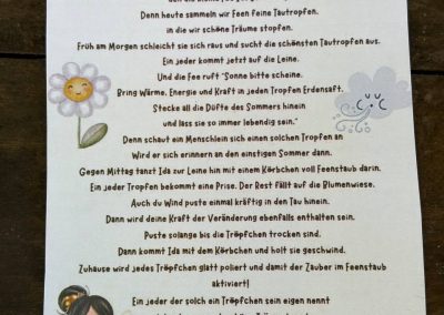 Baumperlenbeutel mit Regentröpfchen