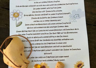 Baumperlenbeutel mit Regentröpfchen