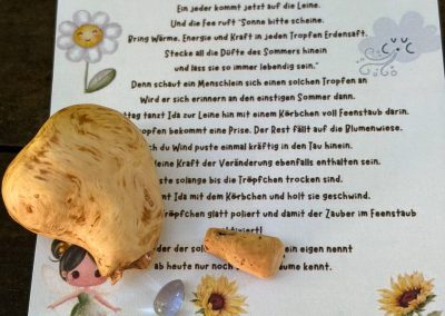 Baumperlenbeutel mit Regentröpfchen