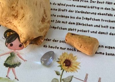 Baumperlenbeutel mit Regentröpfchen