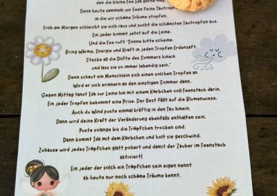 Baumperlenbeutel mit Regentröpfchen